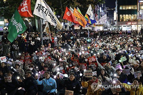 "윤석열 퇴진하라"(제주=연합뉴스) 백나용 기자 = 11일 오후 제주시청 민원실 앞 도로에서 시민사회단체와 진보정당 등으로 구성된 윤석열정권퇴진·한국사회대전환 제주행동이 시민들과 함께 대통령 퇴진 촉구 촛불집회를 열고 있다. 2024.12.11 dragon.me@yna.co.kr