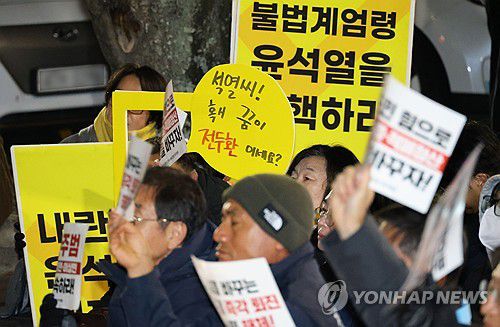 '혹시 꿈이?'(제주=연합뉴스) 백나용 기자 = 11일 오후 제주시청 민원실 앞 도로에서 시민사회단체와 진보정당 등으로 구성된 윤석열정권퇴진·한국사회대전환 제주행동이 시민들과 함께 대통령 퇴진 촉구 촛불집회를 열고 있다. 2024.12.11 dragon.me@yna.co.kr