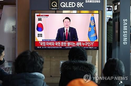 대통령 담화 발표하는 윤석열 대통령      (서울=연합뉴스) 이진욱 기자 = 12일 오전 서울역에서 시민들이 윤석열 대통령 담화를 TV로 보고 있다. 2024.12.12     cityboy@yna.co.kr  (끝)