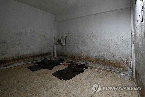 시리아 고문(AFP 연합뉴스) 9일(현지시간) 시리아 국방부 내 구금·고문 장소로 사용되던 시설. 2024.12.12 dk@yna.co.kr