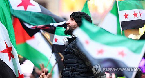 시리아 반군 내전 13년 만에 승리 선언, 환호하는 시리아인들시리아 반군이 내전 13년 만에 승리를 선언한 지난 8일(현지시간) 스웨덴 스톡홀름시티역 광장에서 시리아인들이 환호하는 모습.