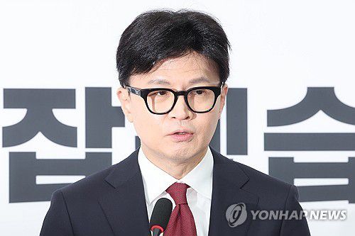 한동훈 대표 긴급 기자회견(서울=연합뉴스) 김주성 기자 = 국민의힘 한동훈 대표가 12일 오전 서울 여의도 국회에서 윤석열 대통령 탄핵과 관련한 긴급 기자회견을 하고 있다. 2024.12.12 utzza@yna.co.kr