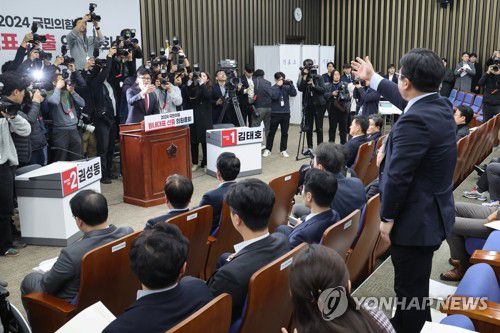 한동훈 대표에게 항의하는 국민의힘 의원(서울=연합뉴스) 김주성 기자 = 12일 서울 여의도 국회에서 열린 국민의힘 의원총회에서 한동훈 대표가 이날 오전 윤석열 대통령의 담화 내용에 대해 비판하자 한 의원이 일어나 거칠게 항의하고 있다. 2024.12.12 utzza@yna.co.kr