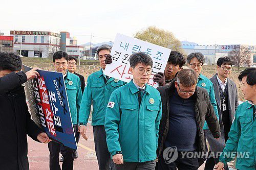 환경부 장관 향해 사퇴 촉구하는 환경단체(대전=연합뉴스) 강수환 기자 = 김완섭 환경부 장관이 국가하천 정비 현장 점검을 위해 12일 오후 대전 서구 유등천을 찾은 가운데, 지역 환경단체 활동가가 김 장관을 향해 사퇴를 촉구하며 항의하고 있다. 2024.12.12 swan@yna.co.kr