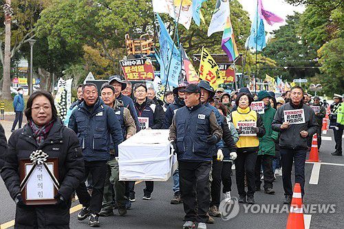 국민의힘 장례 치르는 제주 농민들(제주=연합뉴스) 박지호 기자 = 12·3 비상계엄 사태 후폭풍이 가라앉지 않는 가운데 13일 오후 제주도의회 앞에서 열린 ''내란수괴 윤석열 체포·구속! 내란공범 국민의힘 해체! 제주농민대회'에서 참가자들이 국민의힘 장례식 퍼포먼스를 하고 있다. 2024.12.13 jihopark@yna.co.kr