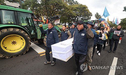 국민의힘 장례 치르는 제주 농민들(제주=연합뉴스) 박지호 기자 = 12·3 비상계엄 사태 후폭풍이 가라앉지 않는 가운데 13일 오후 제주도의회 앞에서 열린 ''내란수괴 윤석열 체포·구속! 내란공범 국민의힘 해체! 제주농민대회'에서 참가자들이 국민의힘 장례식 퍼포먼스를 하고 있다. 2024.12.13 jihopark@yna.co.kr