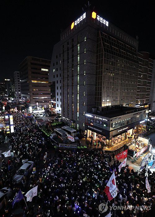 국민의힘 당사 에워싼 시민들(서울=연합뉴스) 김성민 기자 = '윤석열 즉각 퇴진·사회대개혁 비상행동'이 13일 오후 서울 영등포구 국회의사당 인근에서 연 탄핵소추안 국회 통과 촉구 촛불집회에서 참가자들이 국민의힘 당사로 행진해 구호를 외치고 있다. 2024.12.13 ksm7976@yna.co.kr
