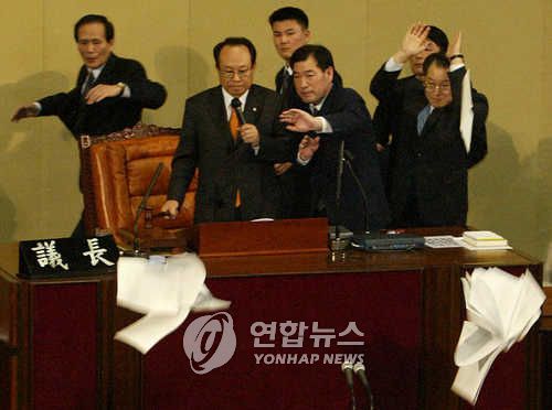 국회, 노무현 전 대통령 탄핵안 가결지난 2004년 3월12일 당시 박관용 국회의장이 국회 본회의에서 노무현 대통령의 탄핵안 가결을 선포하고 있다./조보희/정치/ 2004.3.12 (서울=연합뉴스) jobo@yna.co.kr <저작권자 ⓒ 2004 연 합 뉴 스. 무단전재-재배포 금지.>