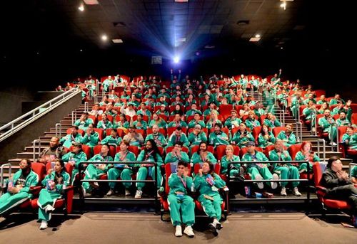 미 LA 극장에서 '오징어 게임' 시즌2 시사회에 참석한 현지 팬들[넷플릭스 제공. 재판매 및 DB 금지]