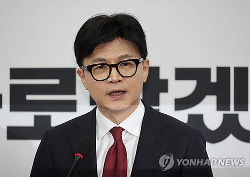 기자회견하는 한동훈 대표(서울=연합뉴스) 박동주 기자 = 국민의힘 한동훈 대표가 12일 오전 서울 여의도 국회에서 윤석열 대통령 탄핵과 관련한 긴급 기자회견을 하고 있다. 2024.12.12 pdj6635@yna.co.kr