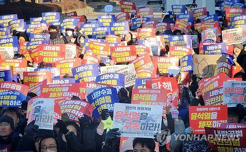 윤석열 탄핵 촉구하는 춘천 시민들(춘천=연합뉴스) 양지웅 기자 = 윤석열 대통령 2차 탄핵소추안이 국회 본회의에서 표결되는 14일 오후 강원 춘천시 거두사거리에서 열린 시국대회에 모인 시민들이 탄핵을 촉구하는 구호를 외치고 있다. 2024.12.14 yangdoo@yna.co.kr