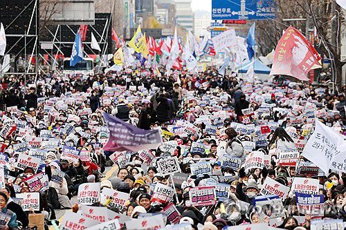 광주 금남로 메운 '퇴진 촉구' 함성(광주=연합뉴스) 정다움 기자 = 윤석열 대통령에 대한 두 번째 탄핵소추안 국회 표결이 이뤄지는 14일 오후 광주 동구 금남로에서 열린 '윤석열 정권 즉각 퇴진 광주비상행동'의 광주시민총대회 참가자들이 탄핵 촉구 구호를 외치고 있다. 2024.12.14 daum@yna.co.kr