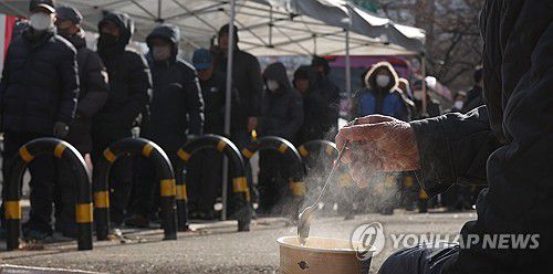 추위 달래는 따뜻한 한 그릇(대구=연합뉴스) 윤관식 기자 = 추위가 이어진 19일 대구 달서구 두류공원에 마련된 '사랑해 밥차' 무료 급식소에서 한 어르신이 식사하는 가운데 많은 시민이 배식을 기다리고 있다.      이날 경제협력개발기구(OECD)가 최근 공개한 보고서 '한눈에 보는 연금 2023'에 따르면 한국의 노인 빈곤율이 OECD 회원국 중 1위로 나타났다. 2023.12.19 psik@yna.co.kr