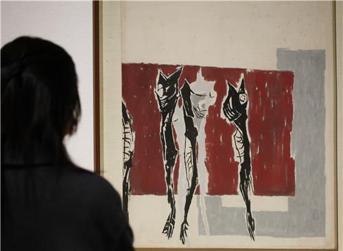 박래현의 '정물' 감상하는 관람객[촬영 나보배]