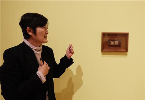 장욱진 '가족도'에 대해 설명하는 이애선 전북도립미술관장[촬영 나보배]