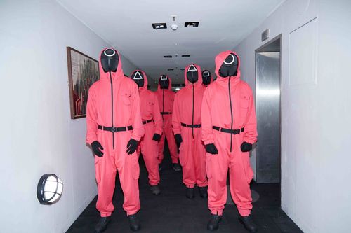 오징어게임2 영국 시사회(런던=연합뉴스) 16일(현지시간) 밤 영국 런던 BFI 사우스뱅크 극장에서 '오징어 게임' 2시즌 시사회에서 진행요원 복장을 한 직원들이 배치돼 있다. 2024.12.17 [주영한국문화원 제공]