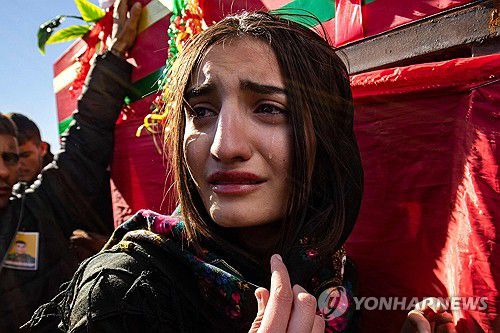 SYRIA-CONFLICT-KURDS(시리아 카미실리 AFP=연합뉴스) 2024년 12월 14일 시리아 북동부 카미실리에서 열린 시리아민주군(SDF) 전투원 5명의 장례식에서 한 여성이 슬퍼하고 있다. 전투원들은 친튀르키예 반군의 공격으로 숨졌다. (Photo by Delil SOULEIMAN / AFP) 2024.12.14.