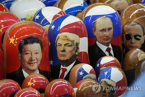 미국과 러시아, 중국 지도자의 모습이 인쇄된 러시아 전통인형 마트료시카[AP 연합뉴스 자료사진]