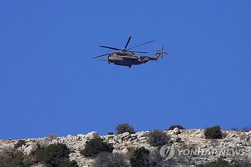 헤르몬산 위 비행하는 이스라엘군 헬리콥터[AP=연합뉴스]