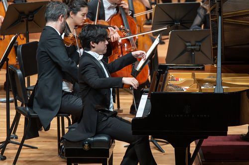 임윤찬과 도이치 캄머필하모닉 협연파보 예르비가 지휘하는 도이치 캄머필하모닉과 피아니스트 임윤찬이 18일 서울 예술의전당 콘서트홀에서 연주하고 있다. [빈체로 제공. 재판매 및 DB금지]