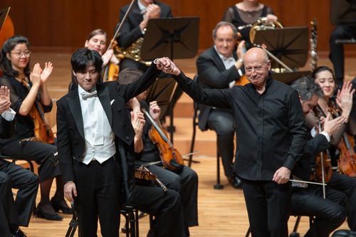 임윤찬과 도이치 캄머필하모닉 협연파보 예르비와 피아니스트 임윤찬이 18일 서울 예술의전당 콘서트홀에서 연주를 마치고 관객들에게 인사하고 있다. [빈체로 제공. 재판매 및 DB금지]