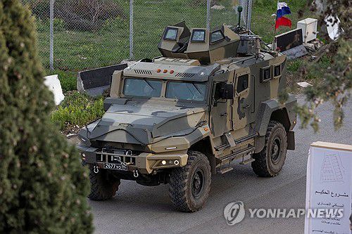 시리아의 러시아군러시아 군용차량이 시리아 흐메이밈 공군기지를 향해 이동하고 있다. [로이터=연합뉴스]