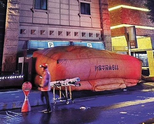 남녀 투숙객 추락 후 뒤집혀 있는 에어매트(부천=연합뉴스) 경기 부천 호텔 화재 현장에서 사망자 7명 중 2명이 7층에서 에어매트로 뛰어내렸다가 숨지자 에어매트의 기능을 놓고 논란이 커지고 있다.     사진은 지난 22일 오후 경기도 부천시 원미구 중동의 한 호텔 화재 현장에서 남녀 투숙객이 추락한 뒤 뒤집혀 있는 에어매트. 2024.8.23 [독자 제공. 재판매 및 DB 금지] photo@yna.co.kr