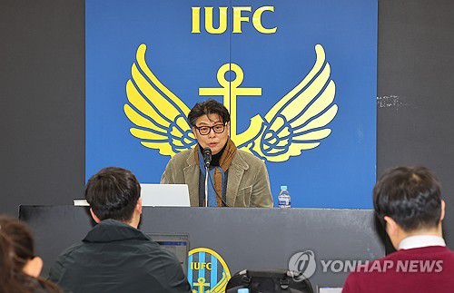인천 유나이티드 비상혁신위원회 기자회견(인천=연합뉴스) 임순석 기자 = 19일 오후 인천축구전용경기장에서 열린 프로축구 인천 유나이티드 비상혁신위원회 기자회견에서 최대혁 위원장이 발언하고 있다.     시민 프로축구단인 인천 유나이티드는 K리그 2부 강등 후 경쟁력 강화를 위해 '비상(飛上)혁신위원회'를 운영하고 있다. 2024.12.19 soonseok02@yna.co.kr
