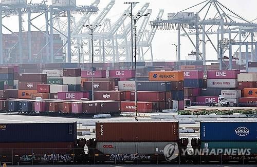 로스앤젤레스 수출항의 컨테이너[AFP 연합뉴스 자료사진]