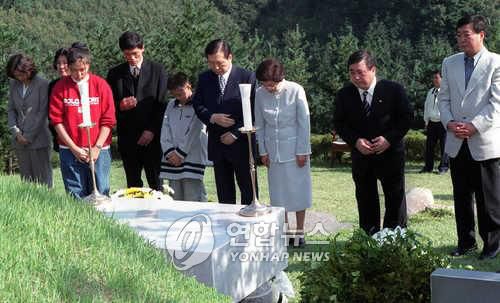 용인시 부모 선영에 참배하는 김대중 전 대통령 가족들김대중 대통령이 청남대에서 추석연휴를 보내고 귀경하는 길에 용인 선영에 들러 가족들과 함께 성묘하고 있다.1999.9.26 (본사자료)   <저작권자 ⓒ 1999 연 합 뉴 스. 무단전재-재배포 금지.>
