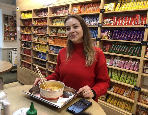 한강라면 즐기는 러시아 여성(모스크바=연합뉴스) 최인영 특파원 = 러시아 모스크바의 한국 한강라면 체험 가게에서 러시아 여성 마리야씨가 라면을 먹고 있다. 2024.12.21 abbie@yna.co.kr (끝)