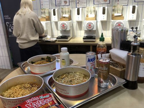 러시아에 한강라면(모스크바=연합뉴스) 최인영 특파원 = 러시아 모스크바의 한국 한강라면 체험 가게 '코노'에서 러시아인이 직접 라면을 조리하고 있다. 2024.12.21 abbie@yna.co.kr (끝)