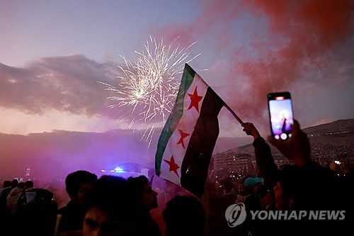 시리아 국기 흔드는 시민들[로이터=연합뉴스].