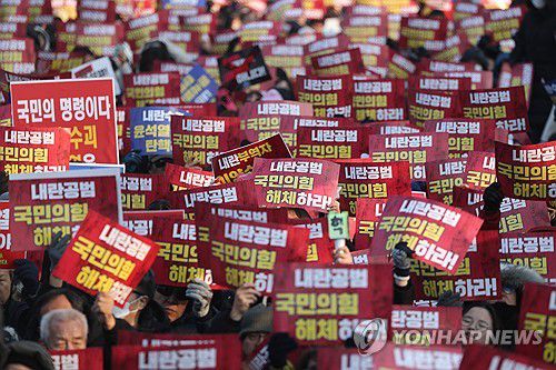 '윤석열 대통령 퇴진·권성동 의원 사퇴 촉구'(강릉=연합뉴스) 류호준 기자 = 21일 오후 강원 강릉시 교1동 권성동 국회의원 사무실 인근 도로에서 '윤석열정권퇴진강원운동본부' 주최로 열린 강원도민대회 참가자들이 윤석열 대통령 퇴진과 권성동 국회의원 사퇴를 촉구하고 있다.      권성동 의원은 탄핵 정국 속 국민의힘 대표 권한대행 겸 원내대표를 맡고 있다. 2024.12.21 ryu@yna.co.kr