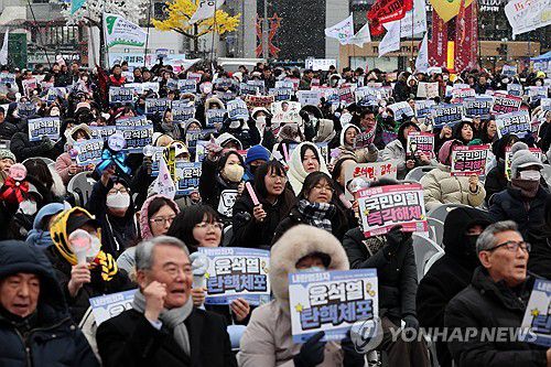 5·18민주광장에서 열린 광주시민총궐기대회(광주=연합뉴스) 조남수 기자 = 21일 광주 동구 5·18민주광장에서 열린 '윤석열 즉각 퇴진과 사회대개혁 쟁취를 위한 7차 광주시민총궐기대회'에서 시민들이 구호를 외치고 있다. 2024.12.21 iso64@yna.co.kr