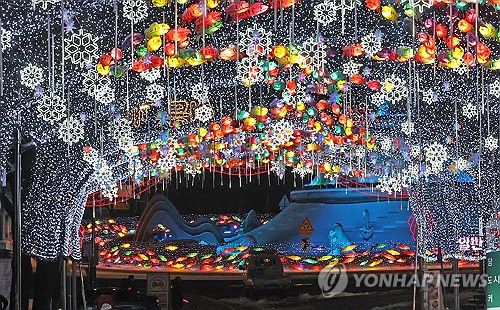 화천산천어축제 서막…불 밝힌 선등거리(화천=연합뉴스) 이상학 기자 = 21일 오후 강원 화천군 화천읍 거리에서 선등거리 점등행사가 열려 산천어 모양의 등이 환하게 불을 밝히고 있다. 산천어축제는 내년 1월 11일 개막한다. 2024.12.21 hak@yna.co.kr