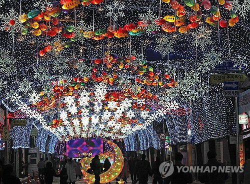 불 밝힌 화천 선등거리(화천=연합뉴스) 이상학 기자 = 21일 오후 강원 화천군 화천읍 거리에서 선등거리 점등행사가 열려 산천어 모양의 등이 환하게 불을 밝히고 있다. 산천어축제는 내년 1월 11일 개막한다. 2024.12.21 hak@yna.co.kr