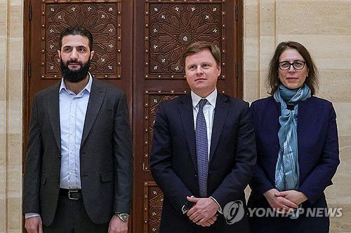 영국 외교 대표단과 만난 시리아 반군 수장17일(현지시간) 시리아 수도 다마스쿠스에서 영국 외교 대표단과 만난 시리아 반군 HTS 수장 아메드 알샤라. [AFP=연합뉴스. 사나 통신 제공]