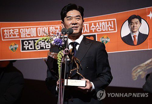 수상 소감 발표하는 윤정환 감독(서울=연합뉴스) 류영석 기자 = 29일 오후 서울 서대문구 스위스그랜드호텔에서 열린 K리그 2024 대상 시상식에서 K리그1 감독상을 받은 강원FC 윤정환 감독이 소감을 말하고 있다. 2024.11.29 ondol@yna.co.kr