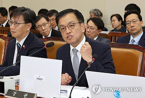 질의에 답변하는 최상목 부총리(서울=연합뉴스) 김주형 기자 = 최상목 경제부총리 겸 기획재정부 장관이 17일 오후 국회에서 열린 기획재정위원회 전체회의에 출석해 의원 질의에 답변하고 있다. 2024.12.17 kjhpress@yna.co.kr