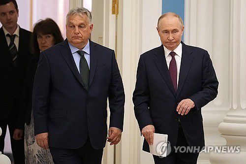 지난 7월 만난 푸틴 대통령과 오르반 헝가리 총리[AP 연합뉴스 자료사진. 재판매 및 DB 금지]