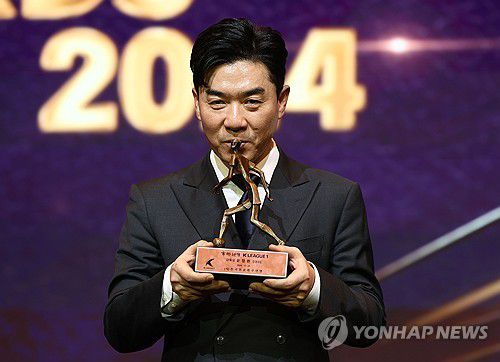 2024 K리그1 감독상, 윤정환 감독(서울=연합뉴스) 류영석 기자 = 29일 오후 서울 서대문구 스위스그랜드호텔에서 열린 K리그 2024 대상 시상식에서 K리그1 감독상을 수상한 강원FC 윤정환 감독이 트로피와 함께 기념촬영을 하고 있다. 2024.11.29 ondol@yna.co.kr
