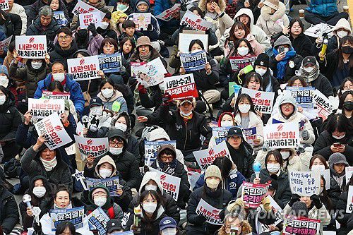 광주시민들, 윤석열 퇴진 촉구(광주=연합뉴스) 정다움 기자 = 윤석열 대통령에 대한 두 번째 탄핵소추안 국회 표결이 이뤄지는 14일 오후 광주 동구 금남로에서 열린 '윤석열 정권 즉각 퇴진 광주비상행동'의 집회에서 시민들이 퇴진 촉구 구호를 외치고 있다. 2024.12.14 daum@yna.co.kr