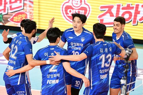 기뻐하는 삼성화재 선수들[한국배구연맹 제공. 재판매 및 DB금지]