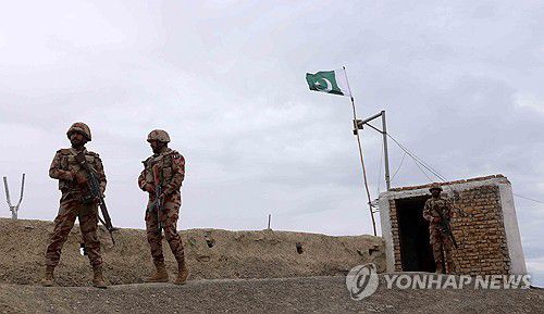 국경 지키는 파키스탄 군인들파키스탄군이 아프가니스탄과 마주한 국경 초소에서 경비를 서고 있다.  [EPA 연합뉴스 자료사진. 재판매 및 DB 금지]
