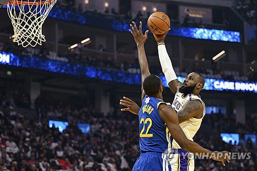 르브론 제임스(오른쪽)의 슛[AP=연합뉴스]