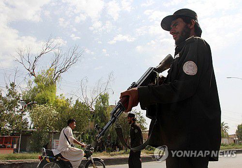 무장한 아프가니스탄 탈레반 보안 요원(칸다하르[아프가니스탄] EPA=연합뉴스) 25일(현지시간) 아프가니스탄 칸다하르 검문소에서 무장한 탈레반 보안 요원이 경비를 서고 있다. 2024.12.26. photo@yna.co.kr