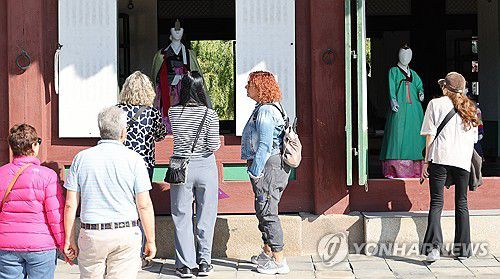 한복 보는 외국인들(서울=연합뉴스) 한상균 기자 = 9일 경복궁 수정전에서 외국인들이 전시 한복을 보고 있다.     가을궁중문화축전 행사로 서울 5대 궁궐과 종묘에서 전통문화 체험, 강연, 전시 등을 선보인다. 2024.10.9 xyz@yna.co.kr