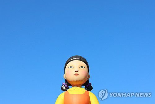 다시 한번 무궁화꽃을 피울 영희(서울=연합뉴스) 김도훈 기자 = 넷플릭스의 오징어게임 시즌2 공개일인 26일 오후 서울 광화문광장에 설치된 '영희' 조형물 뒤 하늘이 푸르다.     오징어게임 시즌2는 한국시간으로 이날 5시 공개된다. 2024.12.26 superdoo82@yna.co.kr