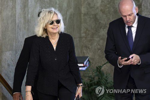 갈리 바하라브-미아라 이스라엘 검찰총장(왼쪽)[AP=연합뉴스 자료사진]